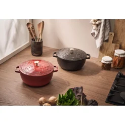 5.25 qt, Essential French Oven with Horse Lid, black matte