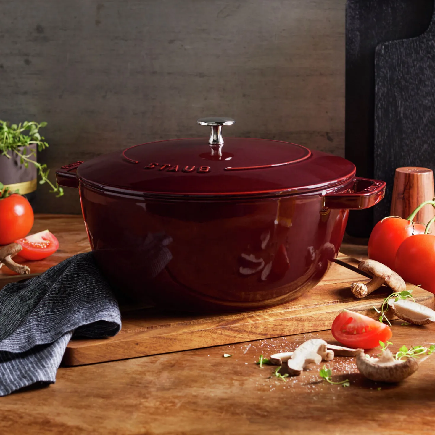 5.25 qt, Essential French Oven, grenadine
