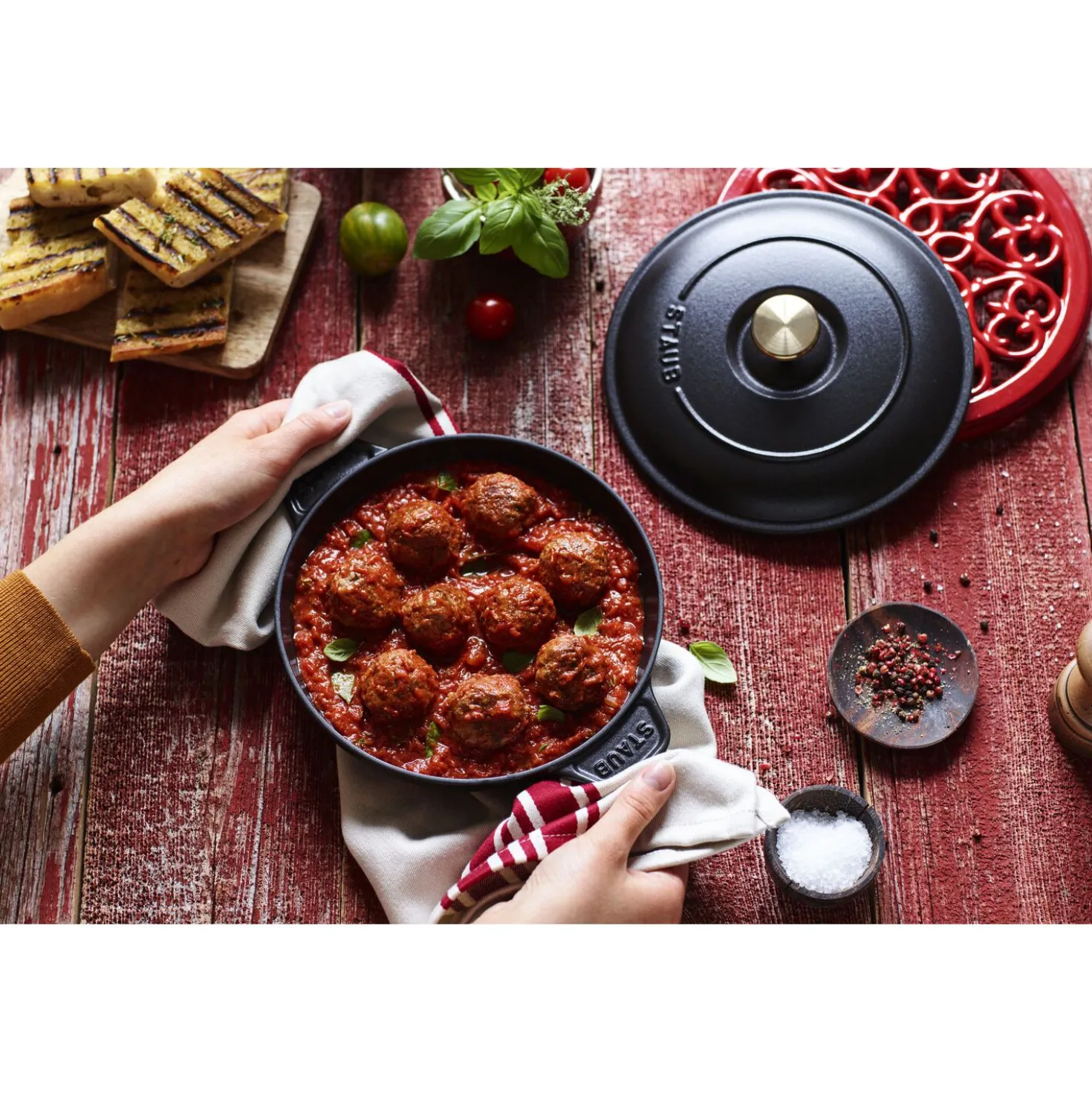 8-inch, Round, Covered Baking Dish With Lid, Black Matte