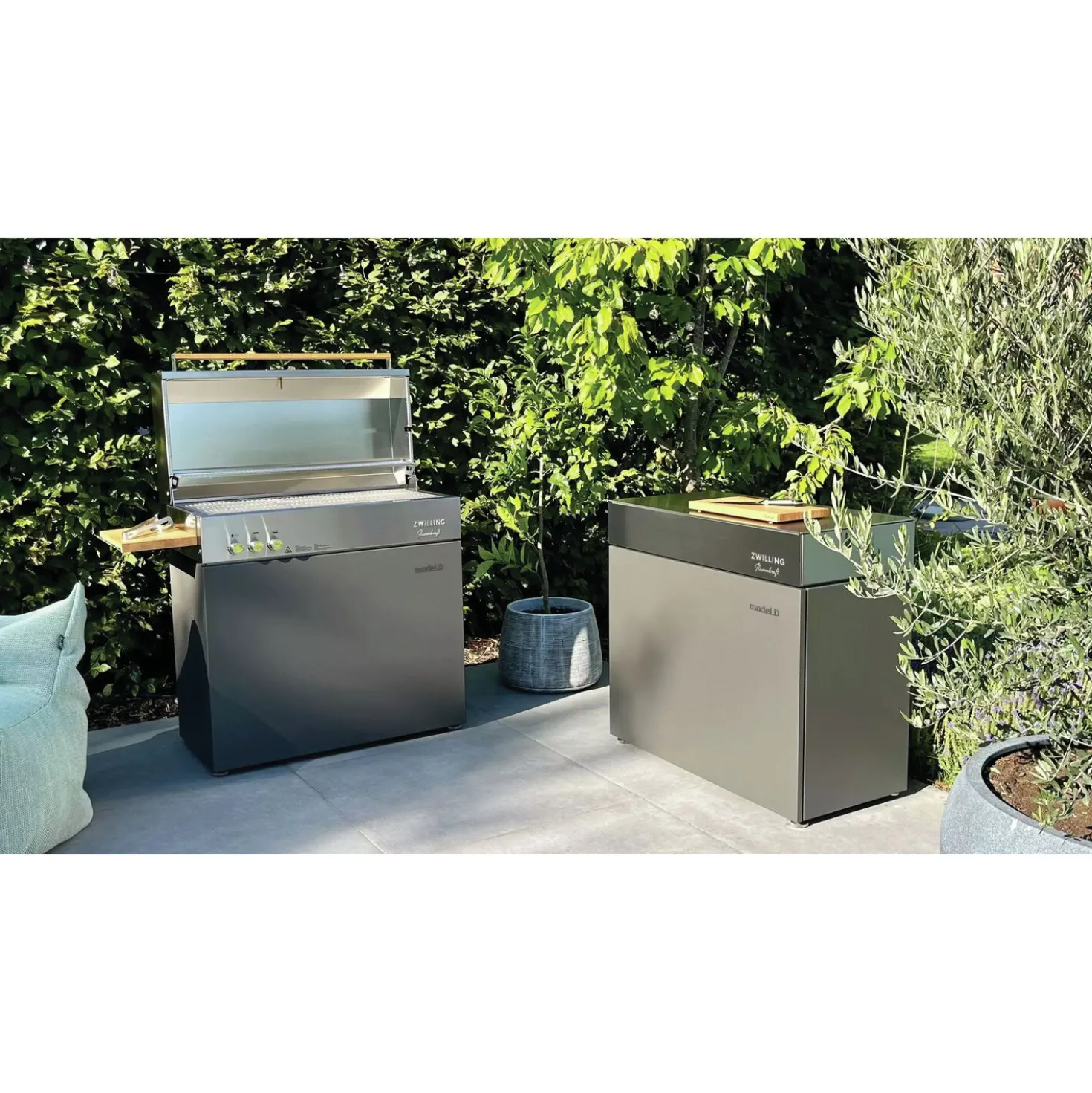 Propane gas grill, black matte