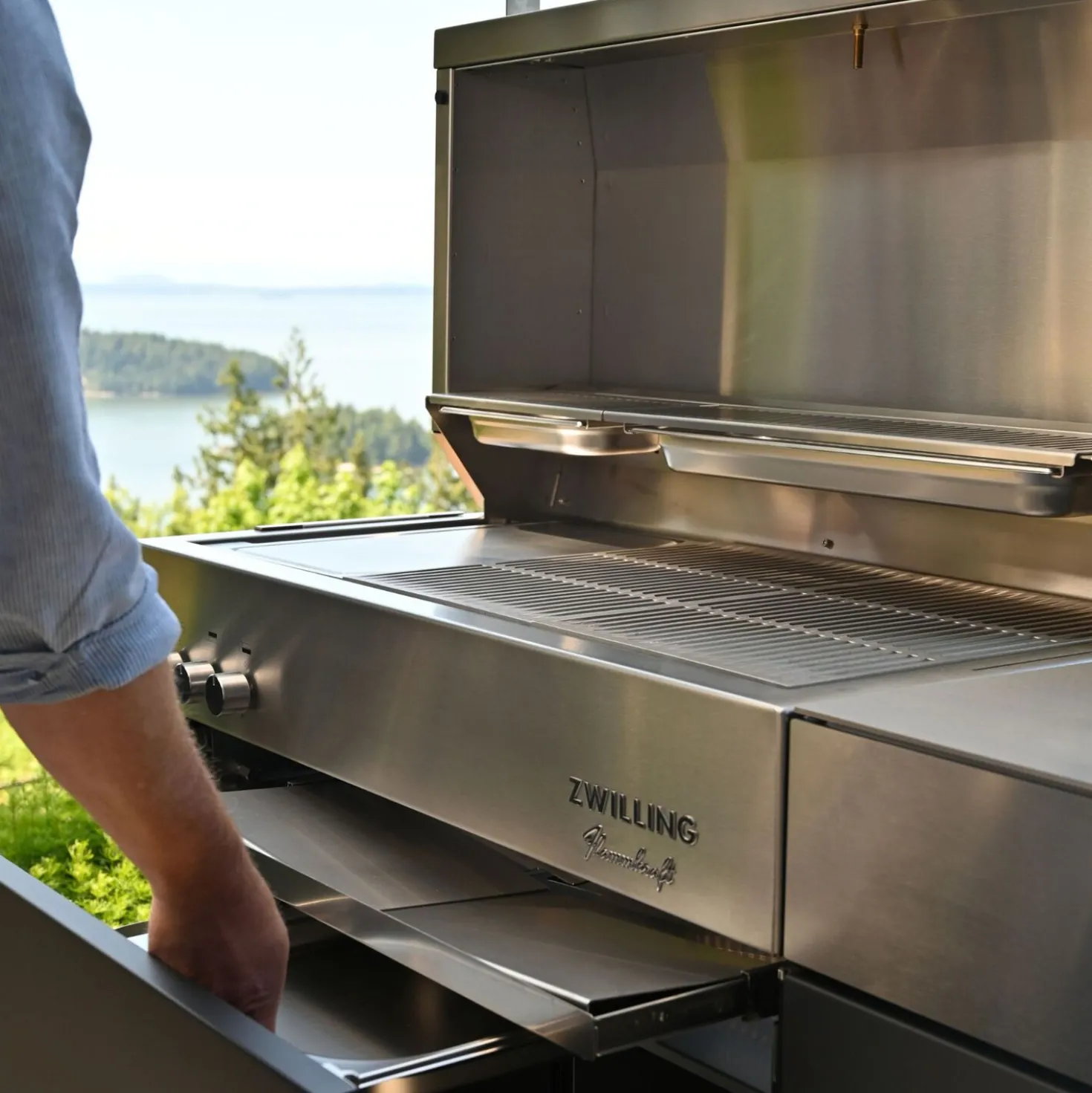 Propane gas grill, light grey